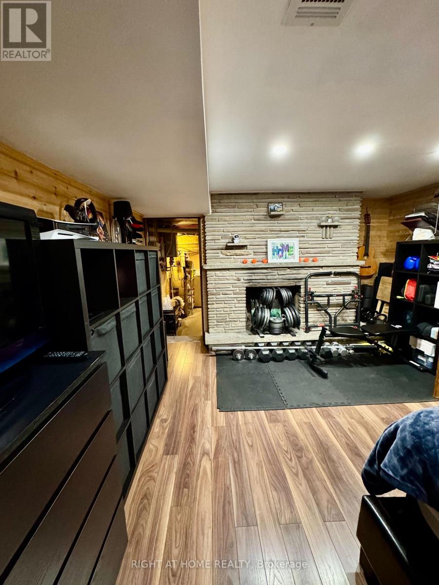 258 LA ROSE AVENUE - 35