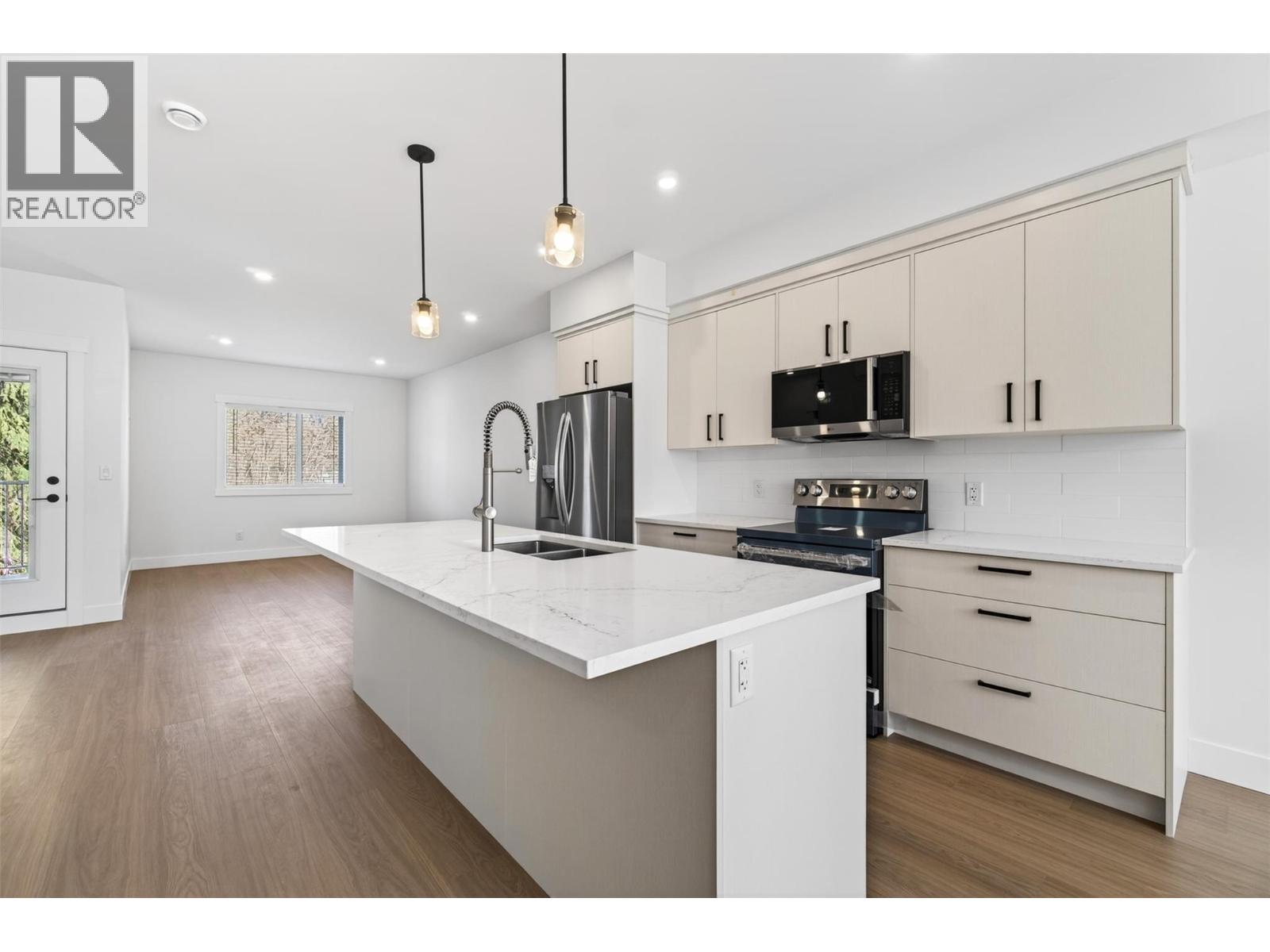#5 222 Temple Street - 9