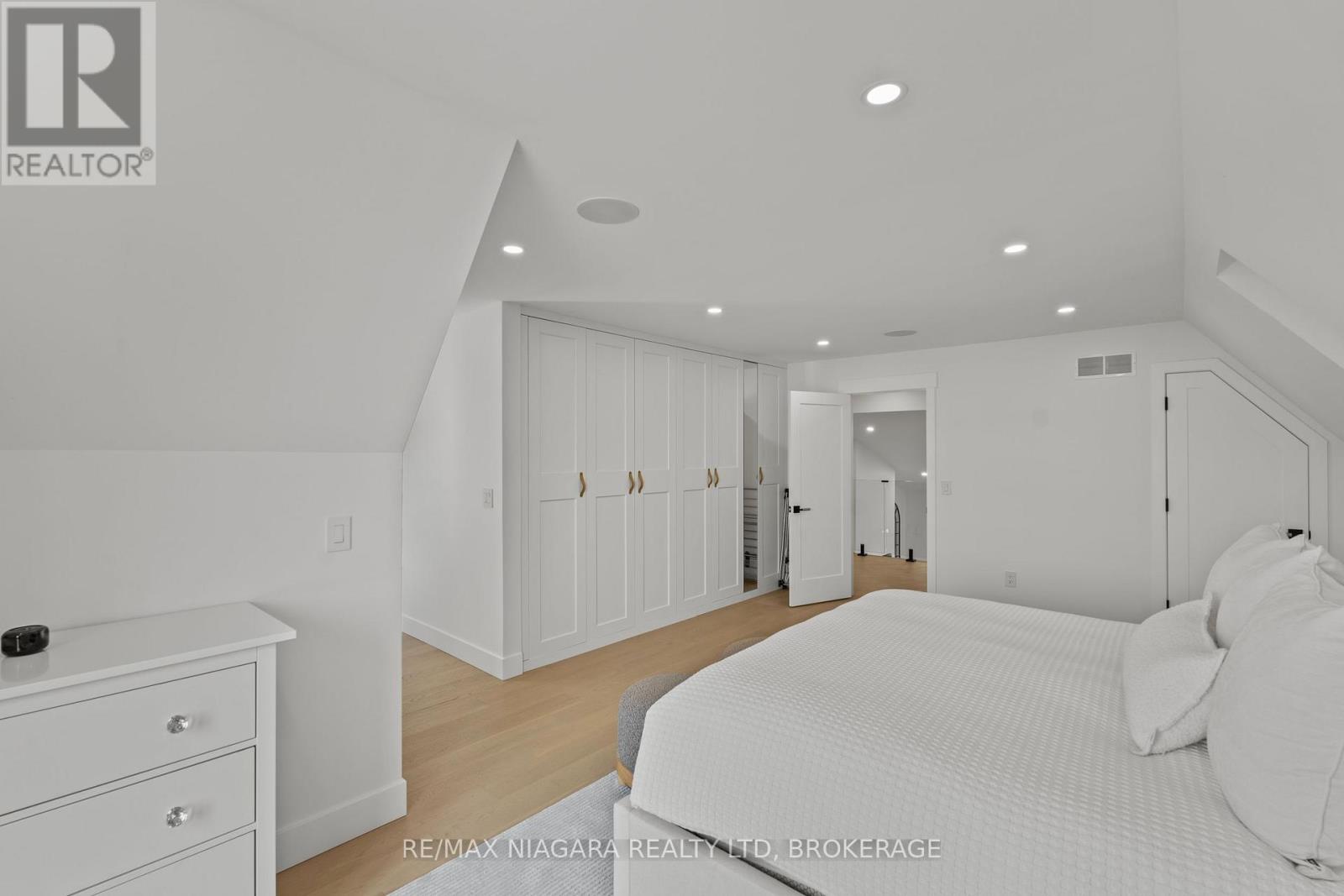 55 SWAN AVENUE - Image 20