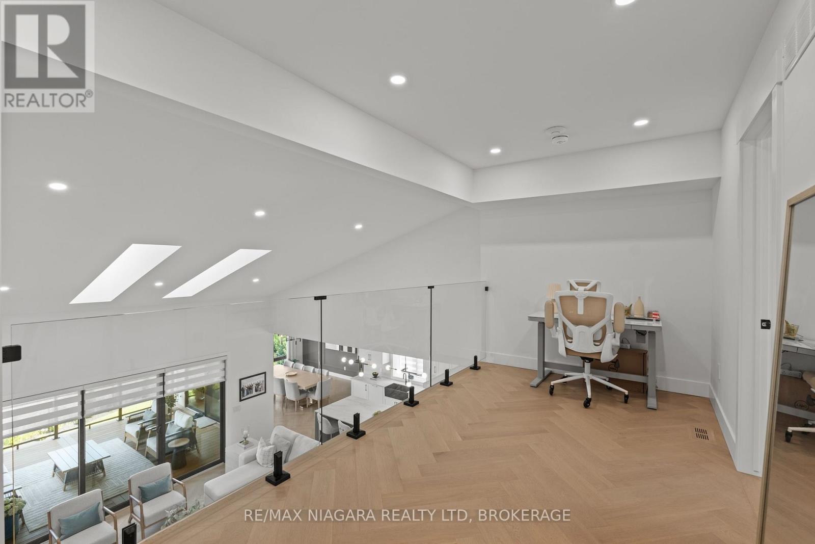55 SWAN AVENUE - Image 23
