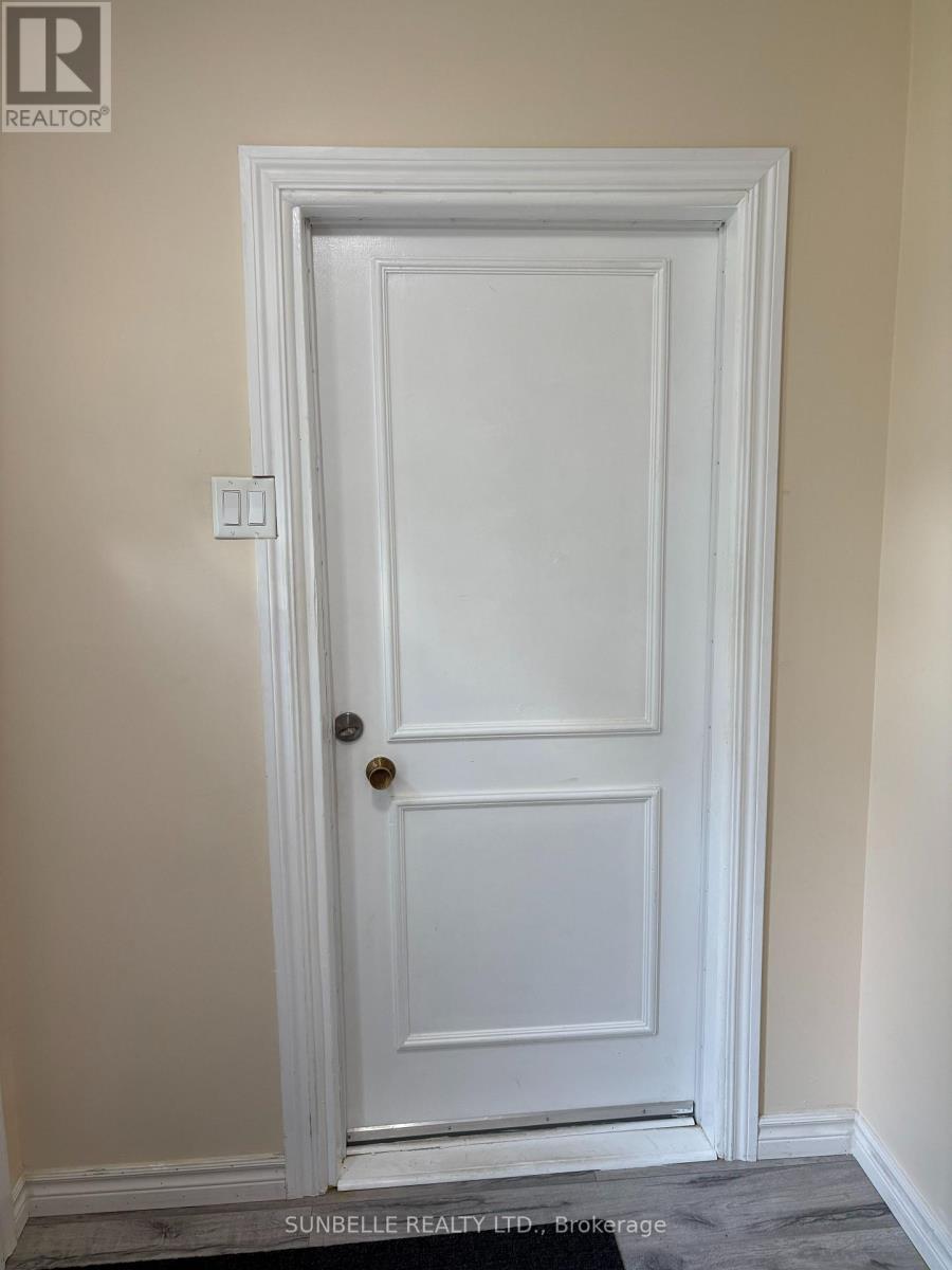42 FLEETWOOD CRESCENT - 4