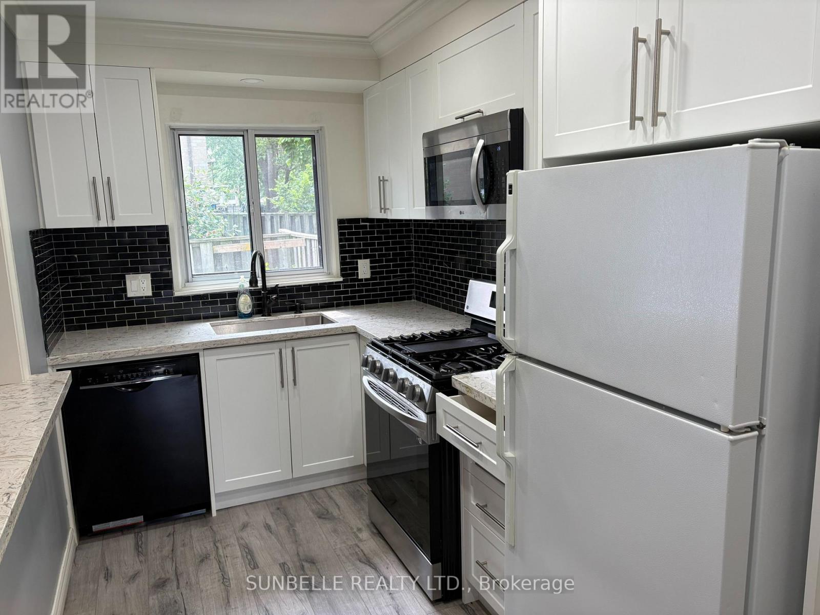 42 FLEETWOOD CRESCENT - 11