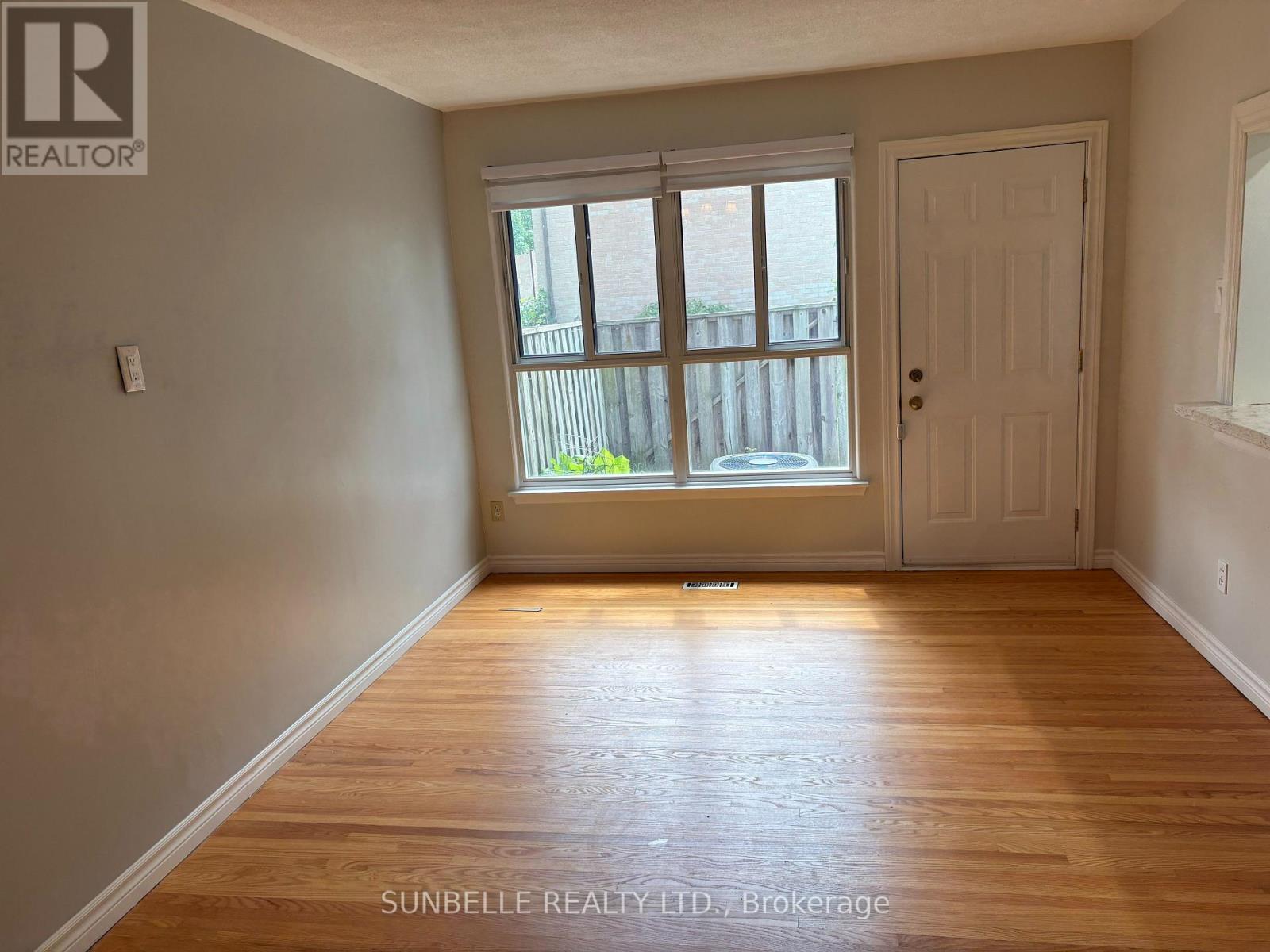 42 FLEETWOOD CRESCENT - 8