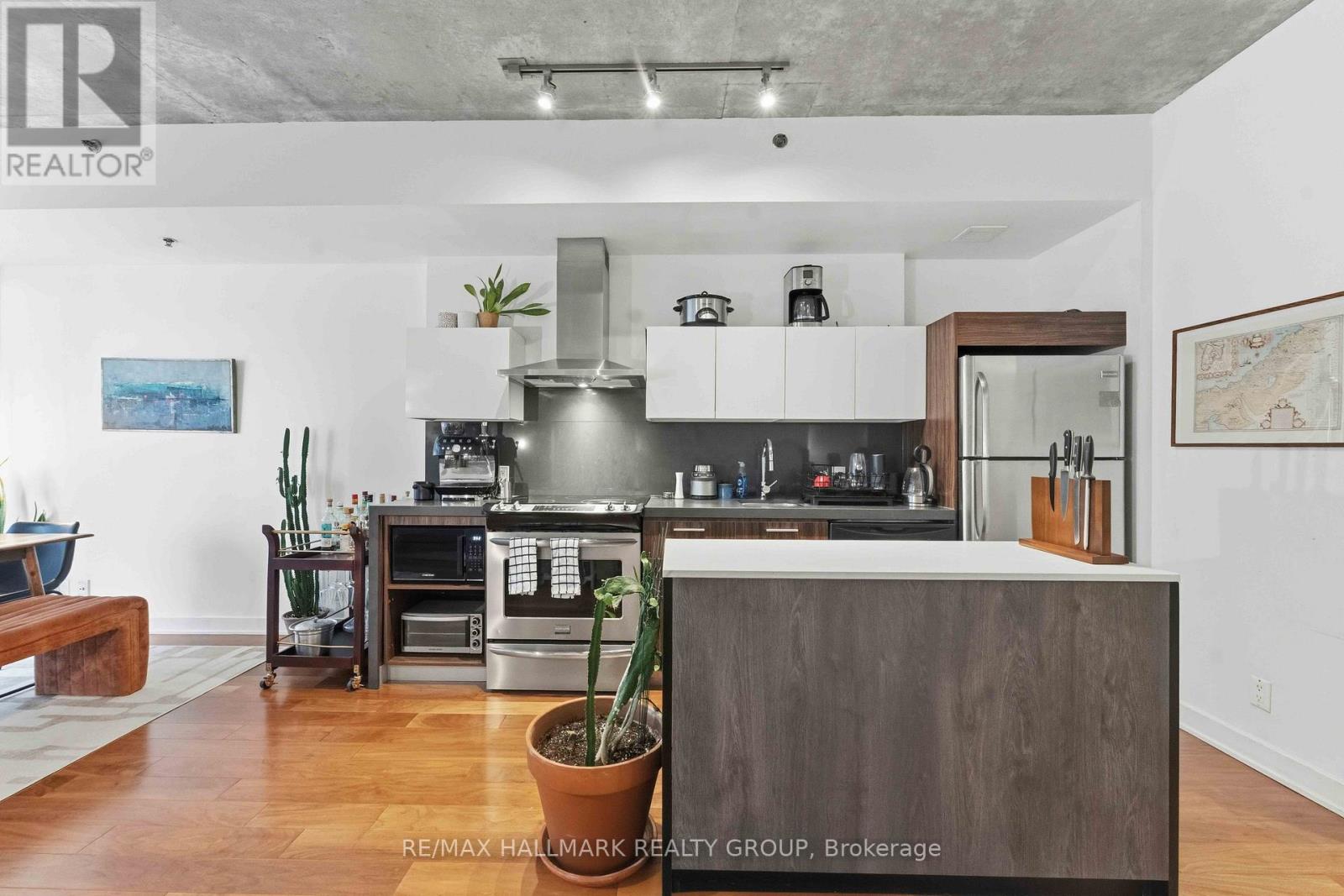 #313 360 MCLEOD STREET - 11