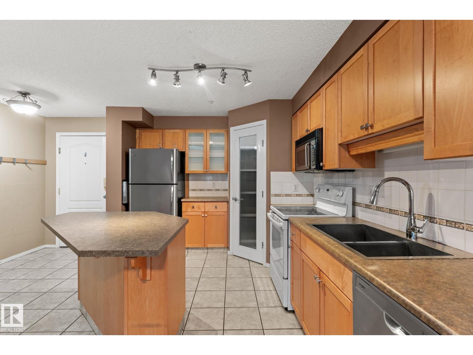 #203 8909 100 ST NW - 11