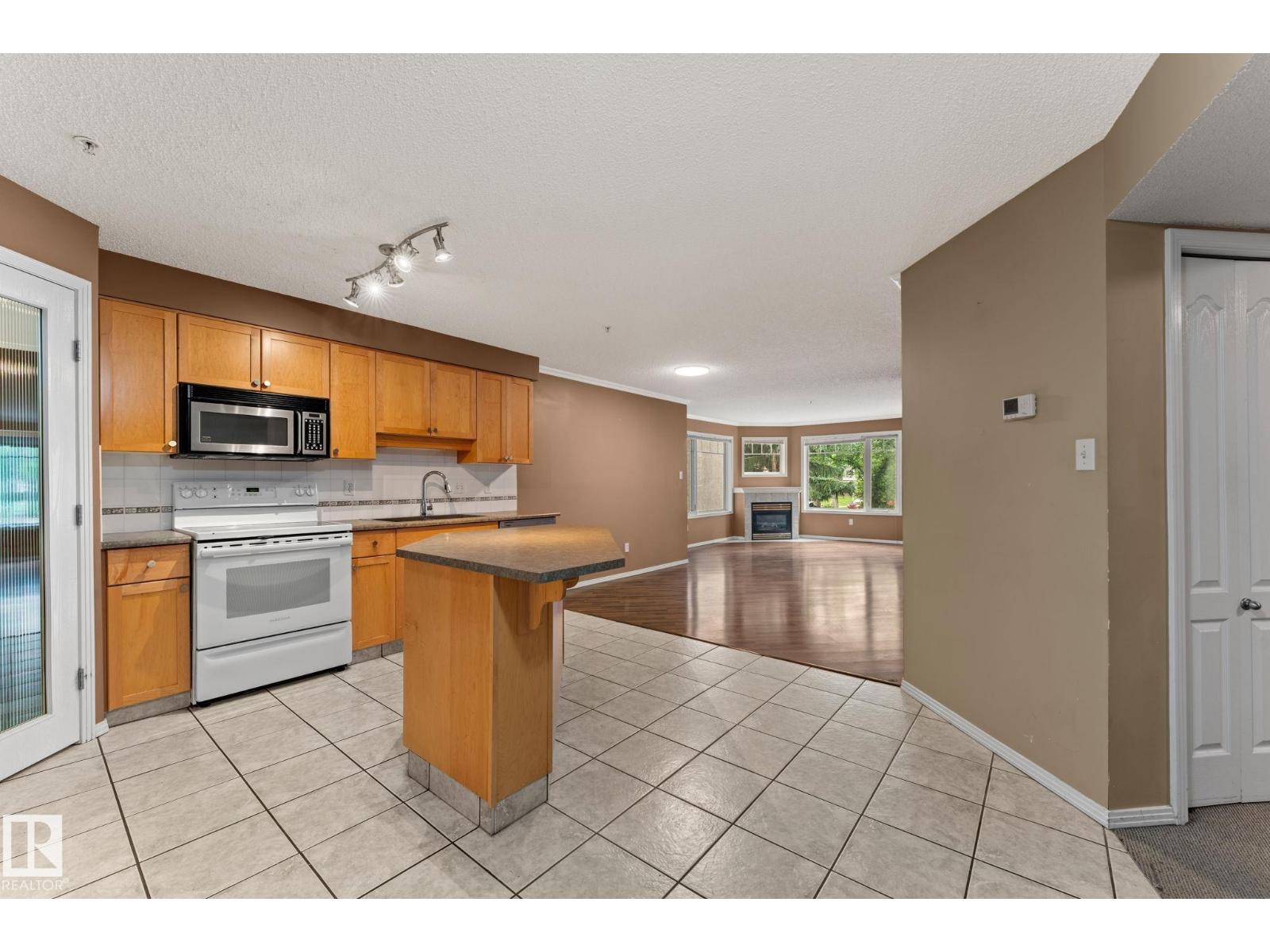 #203 8909 100 ST NW - Image 9