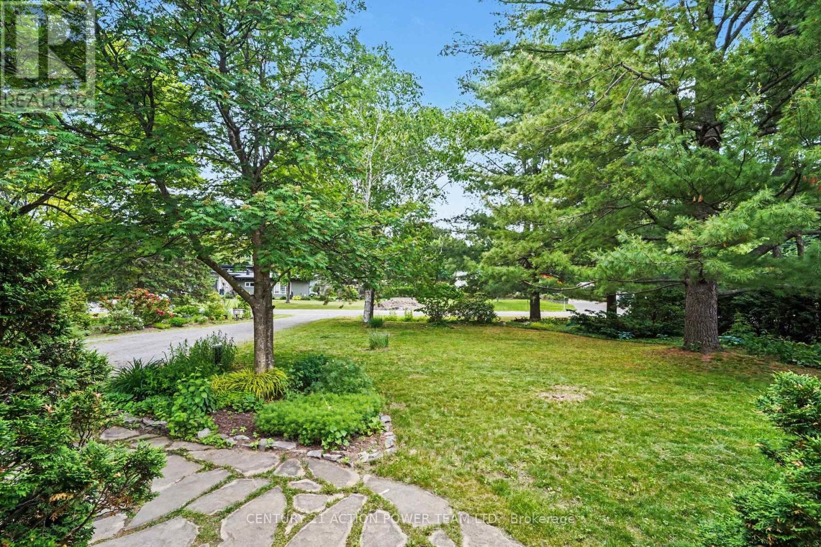 931 KEVIN CRESCENT - 43