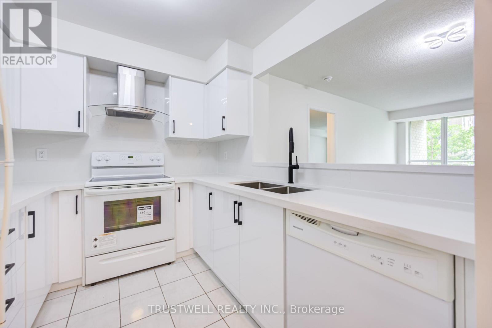 #401 39 PEMBERTON AVENUE - Image 11