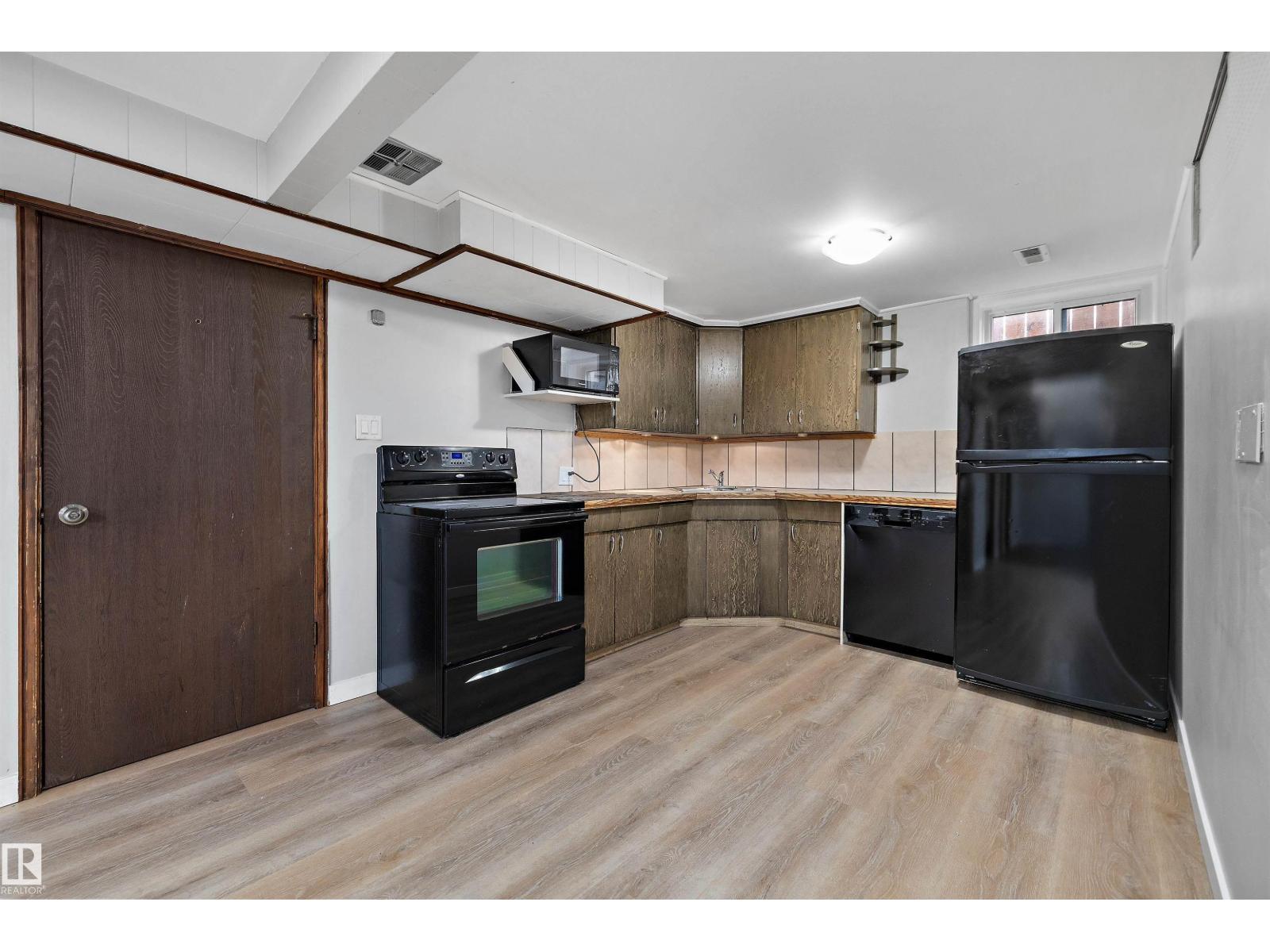 9747 66 AV NW - 21