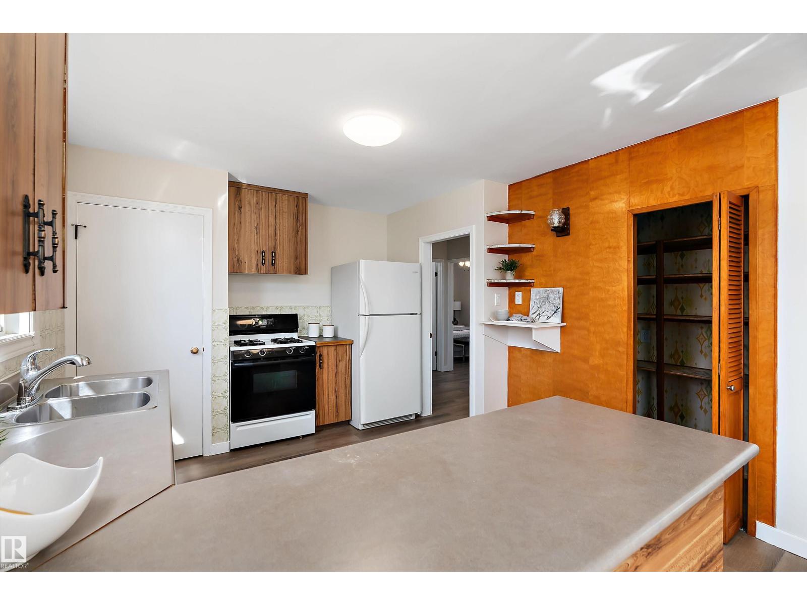 9747 66 AV NW - 9