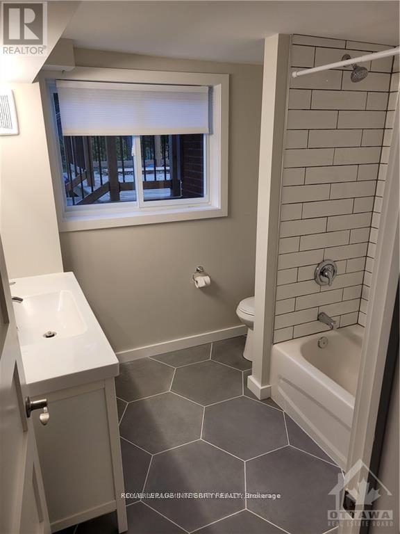 mid level modern bathroom