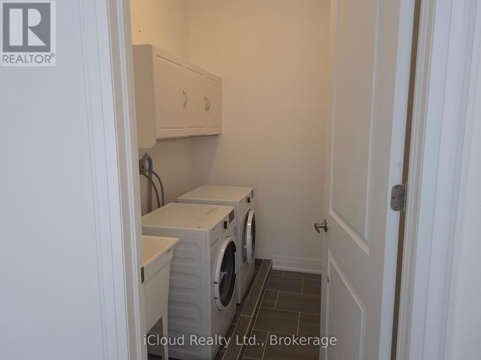 31 GLOBEMASTER LANE - 12