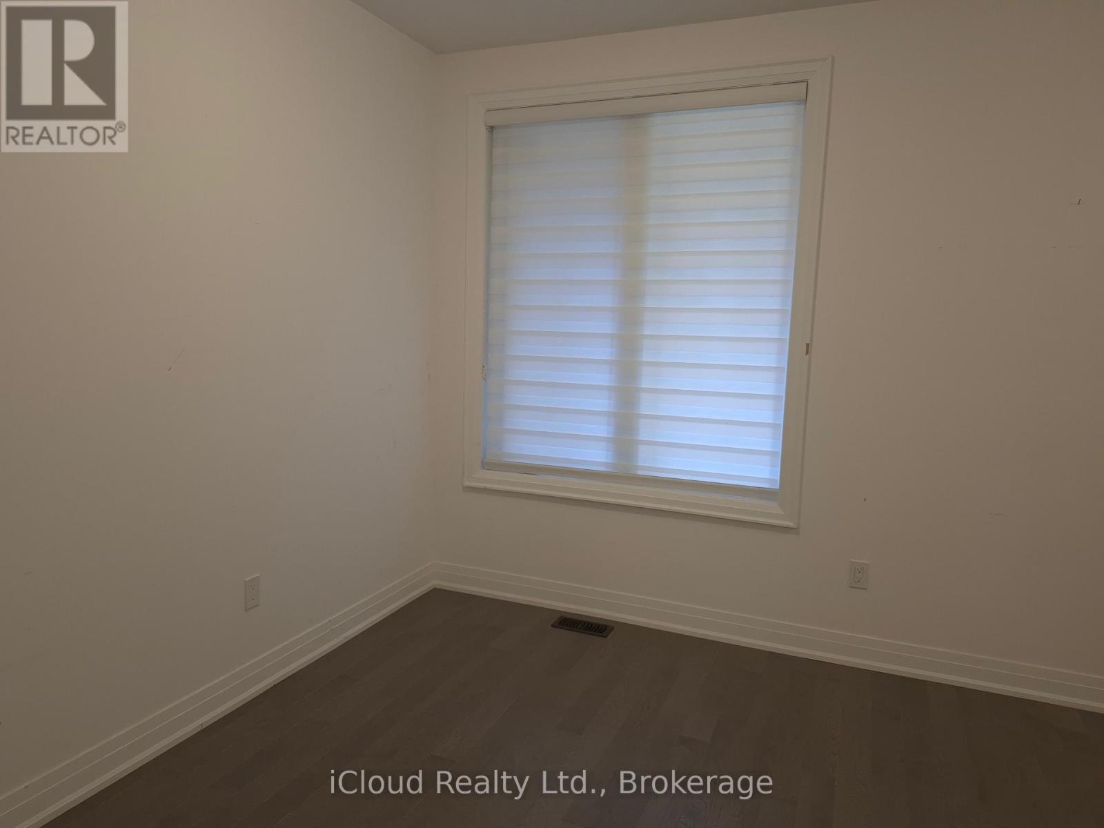 31 GLOBEMASTER LANE - 26
