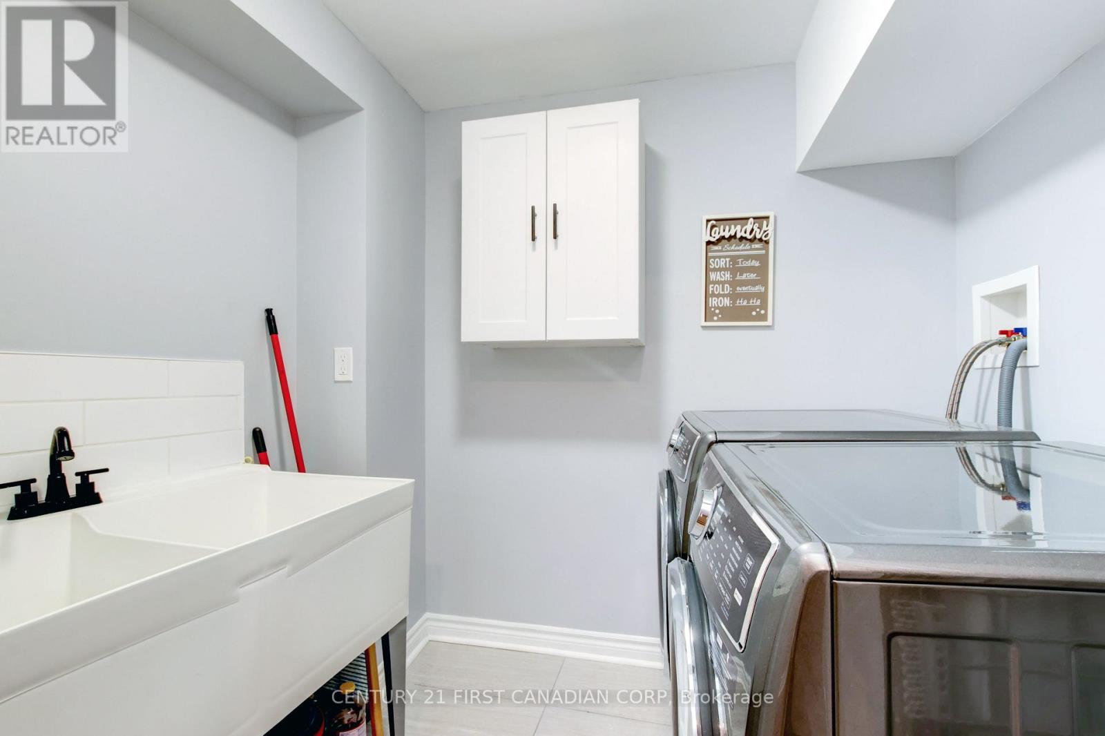 79 NEWBRIDGE CRESCENT - 38