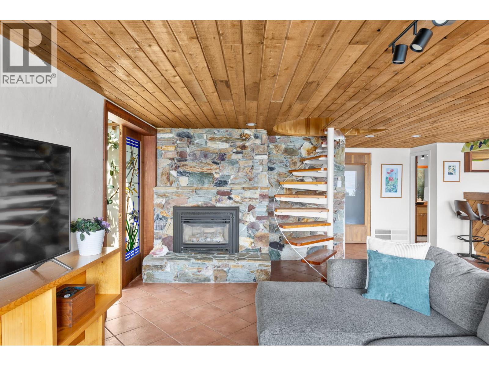 6431 Renfrew Road - 37