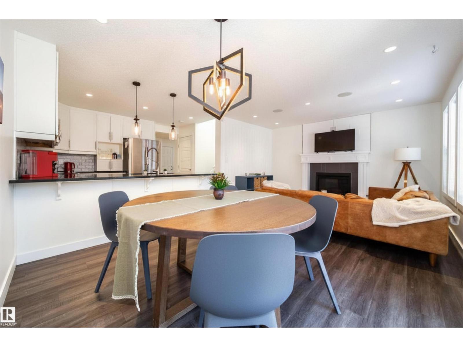 8916 217 ST NW, Rosenthal (Edmonton), Edmonton photo 1