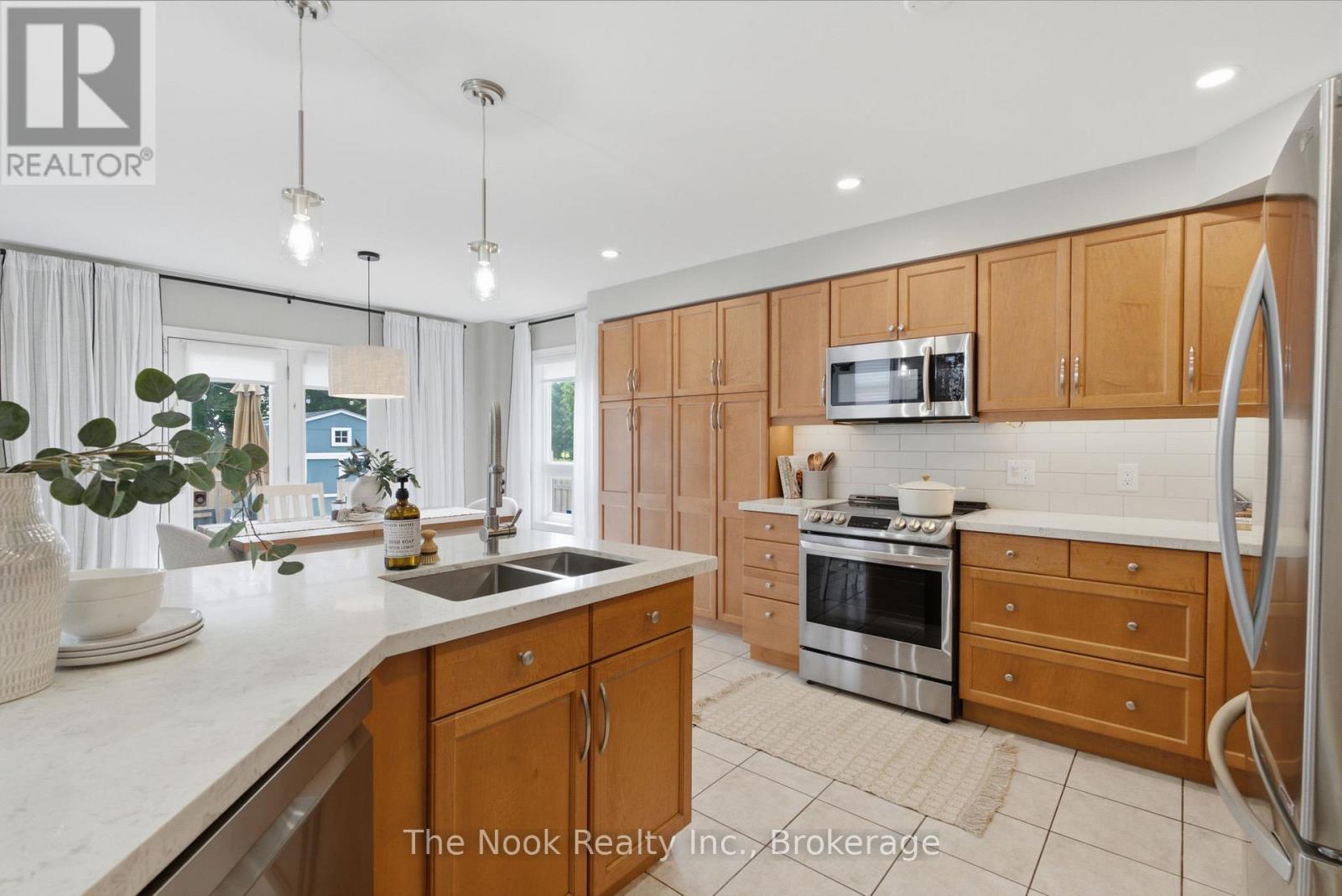 137 EDWARD STREET E - 16