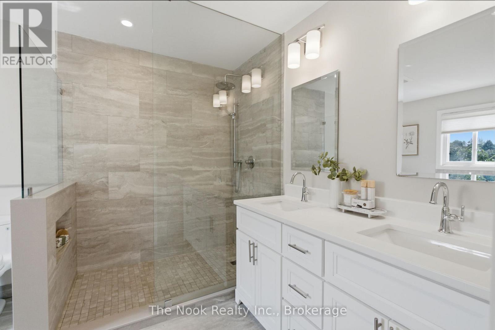 137 EDWARD STREET E - 26