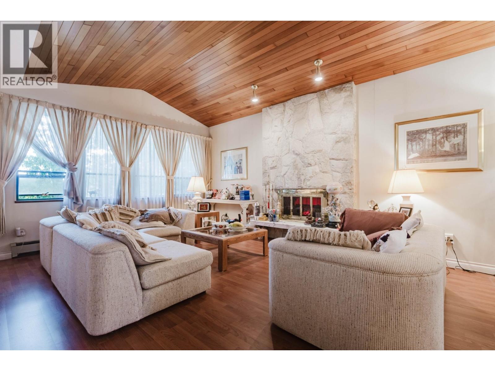 7 Bed, 4 Bath House for Sale in Vancouver – 3230 GARDEN DRIVE, Vancouver – MLS# R3148027 - Image 6