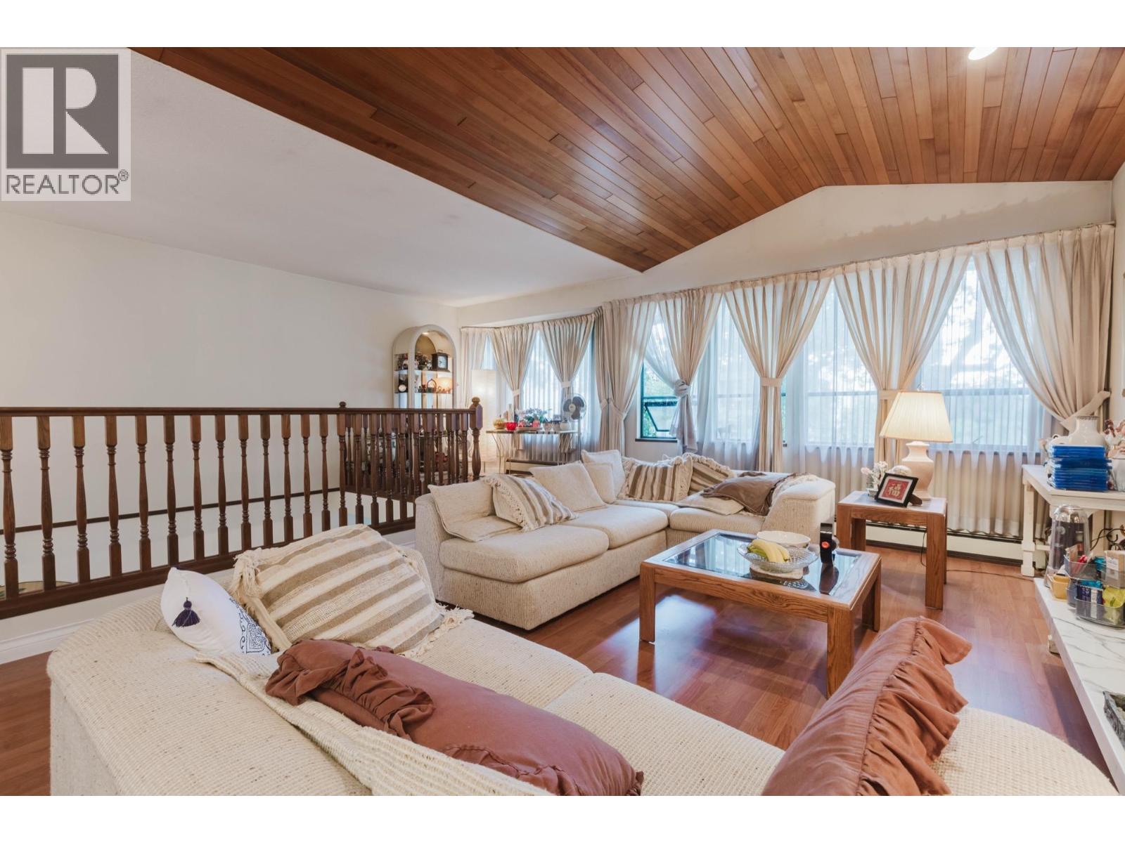 7 Bed, 4 Bath House for Sale in Vancouver – 3230 GARDEN DRIVE, Vancouver – MLS# R3148027 - Image 8