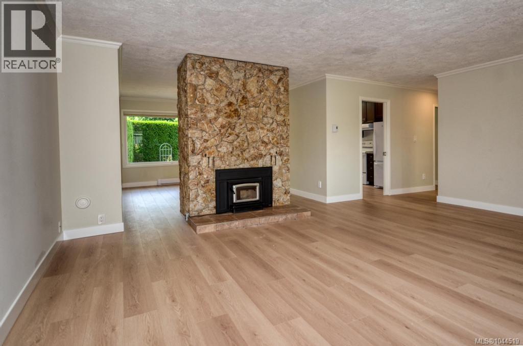 #6 4630 Lochside Dr - 12