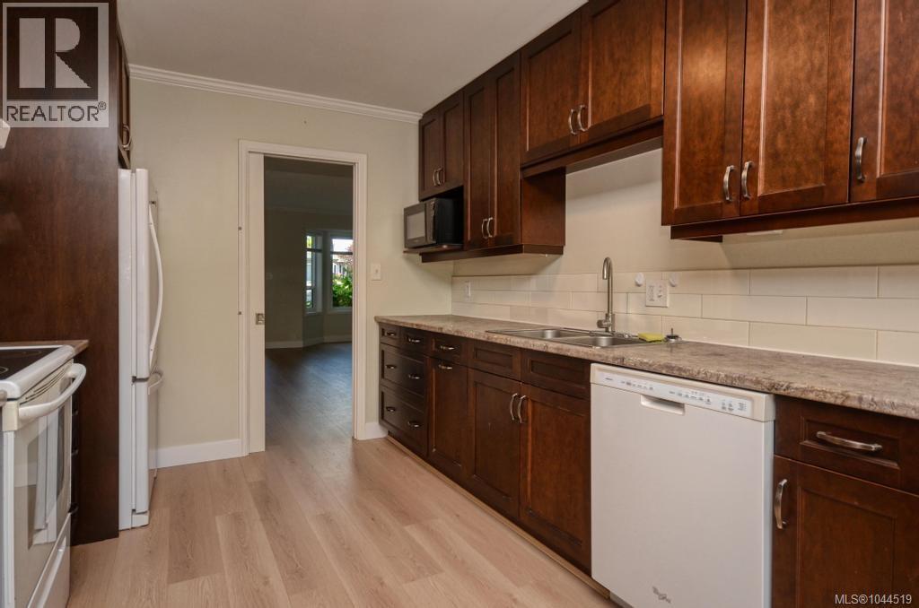#6 4630 Lochside Dr - 5