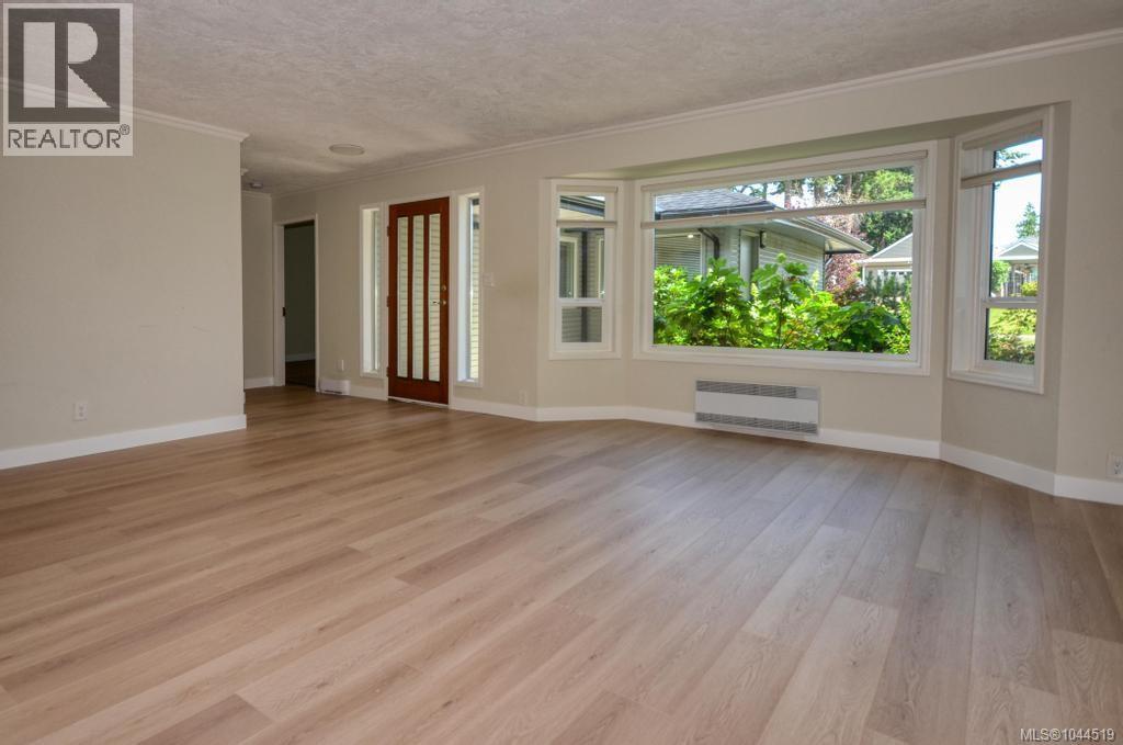#6 4630 Lochside Dr - 10