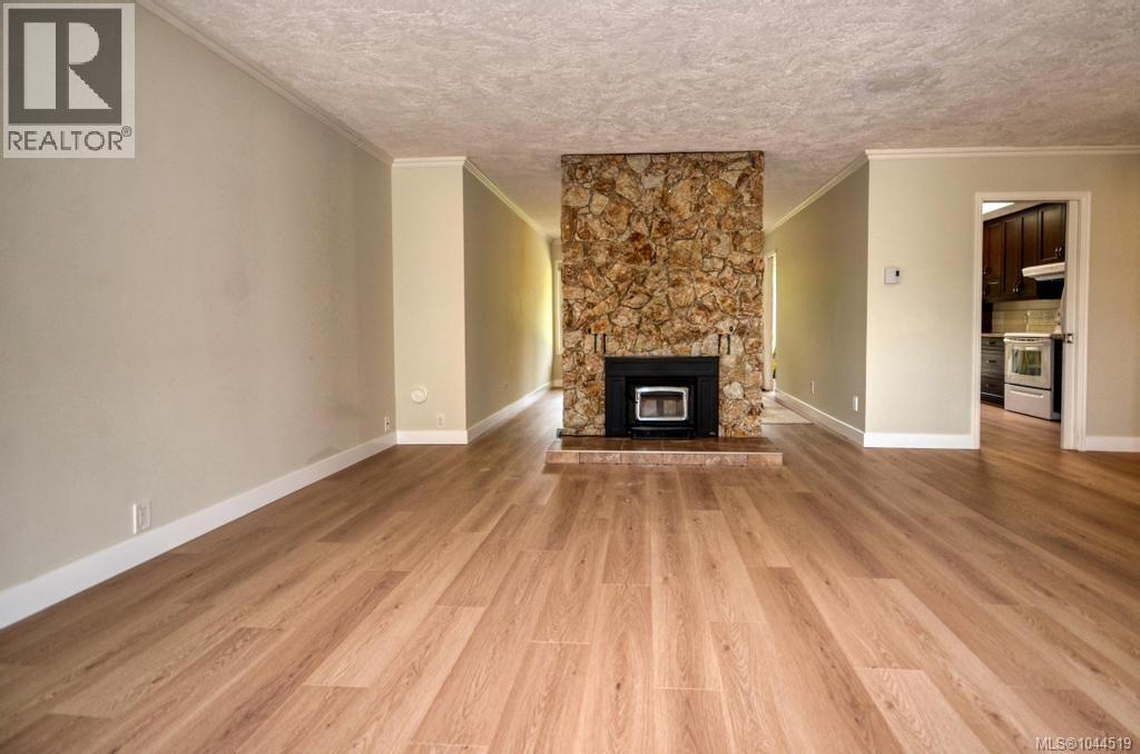 #6 4630 Lochside Dr - 11