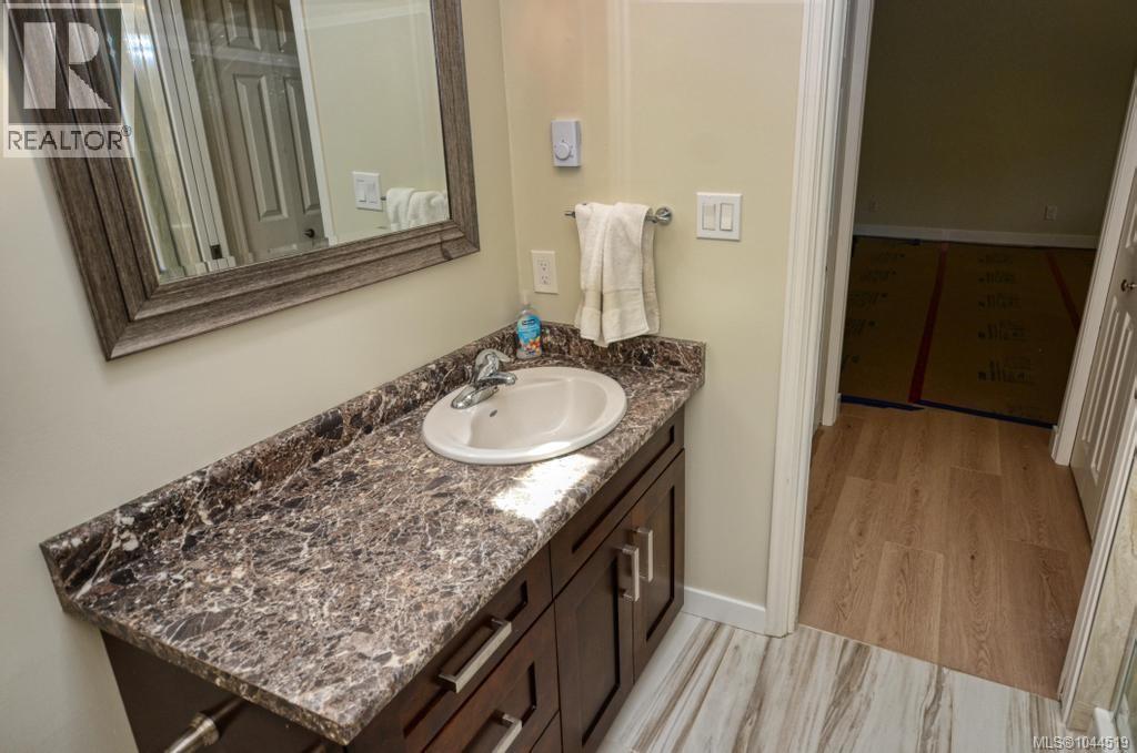 #6 4630 Lochside Dr - 15
