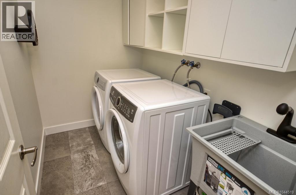 #6 4630 Lochside Dr - 17