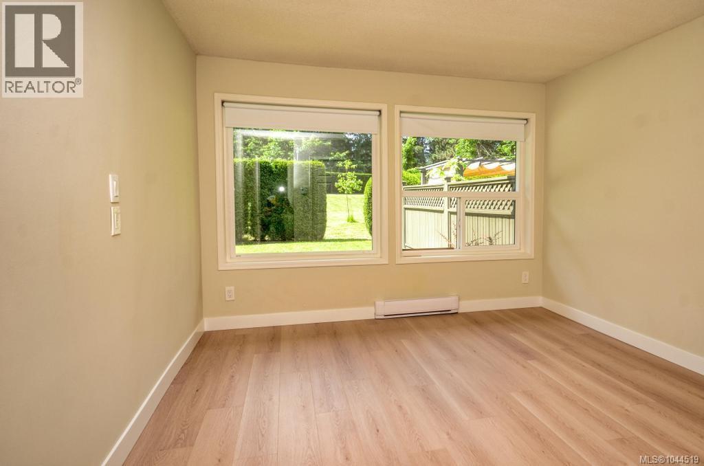 #6 4630 Lochside Dr - 18