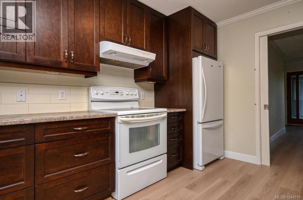 #6 4630 Lochside Dr - 6