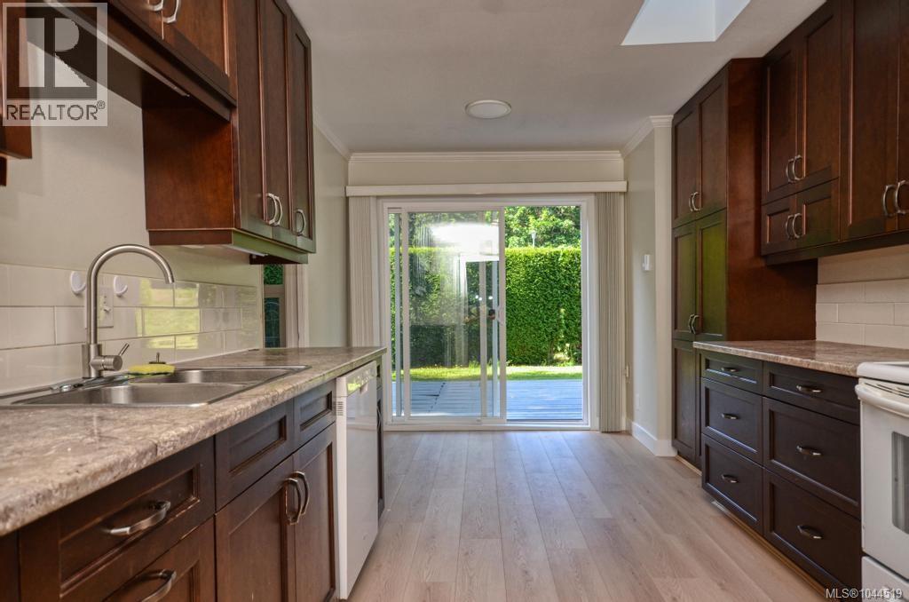 #6 4630 Lochside Dr - 7