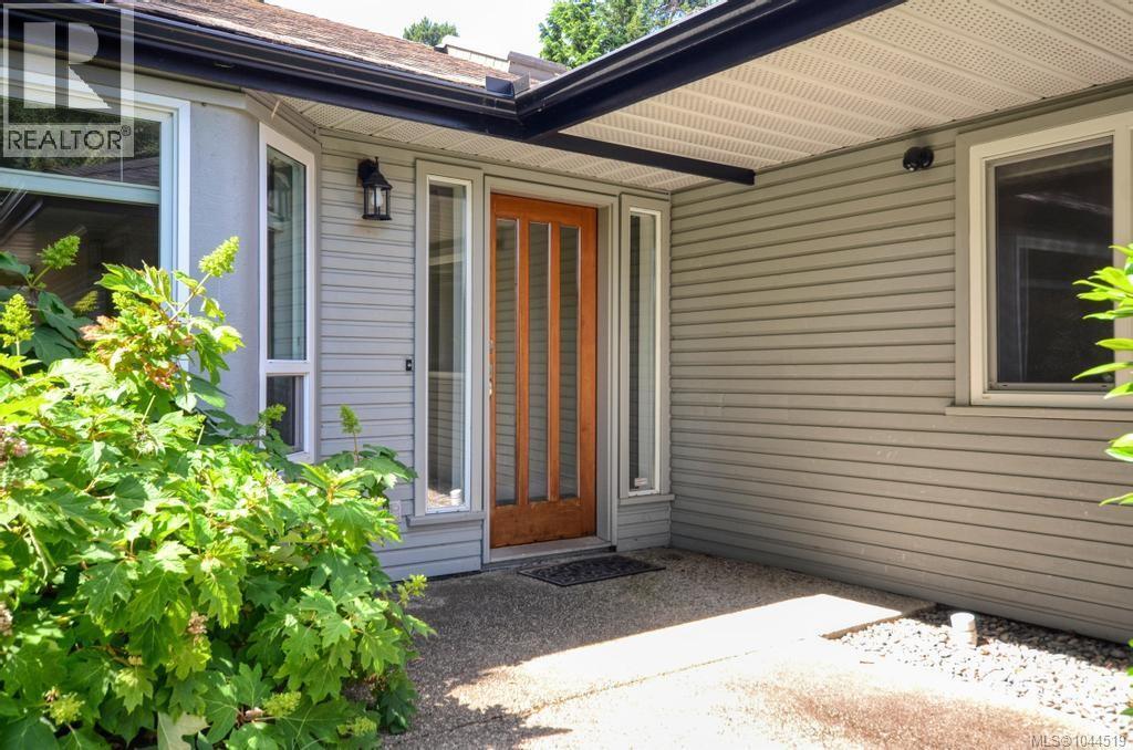 #6 4630 Lochside Dr - 27
