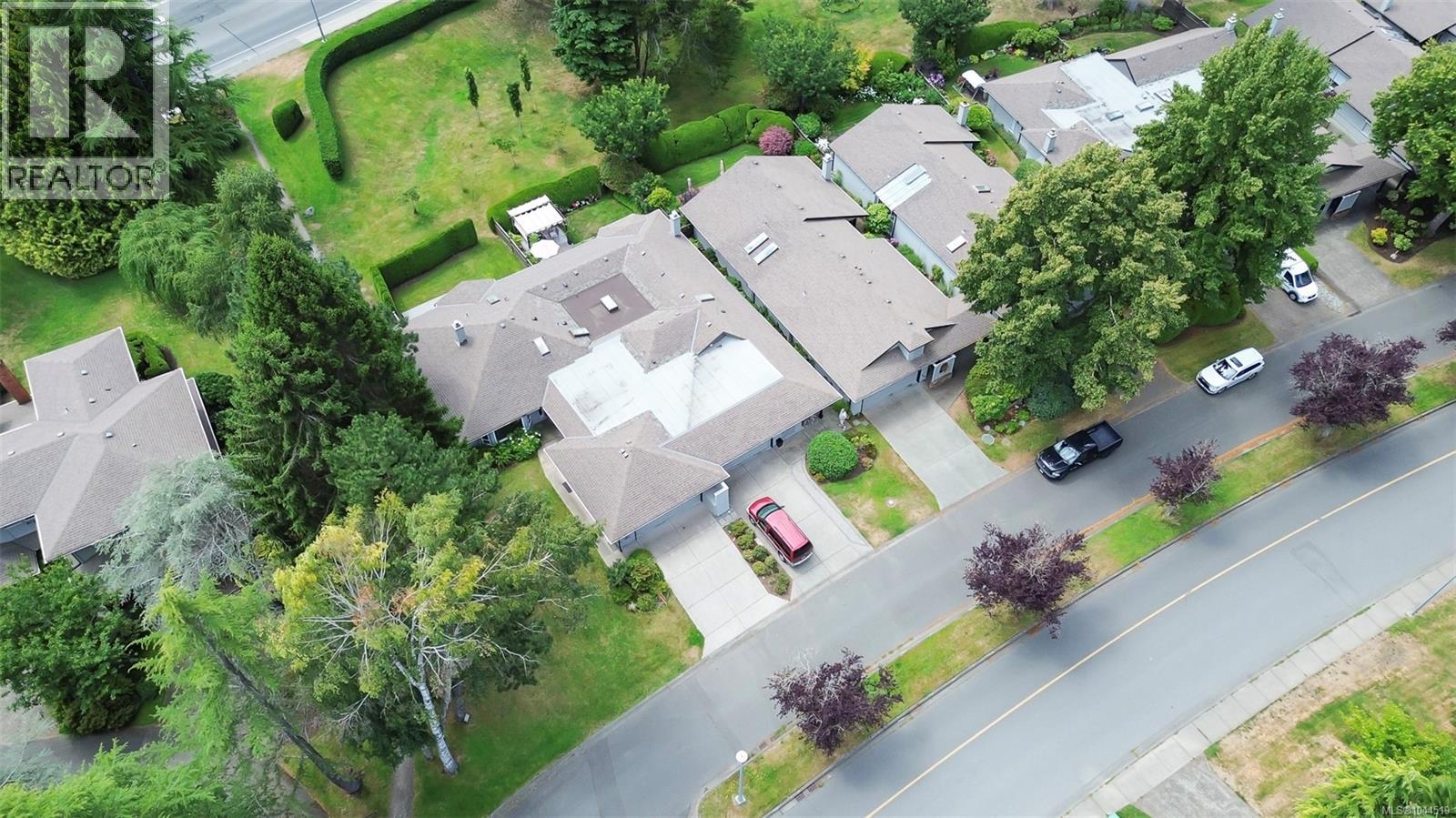 #6 4630 Lochside Dr - 33