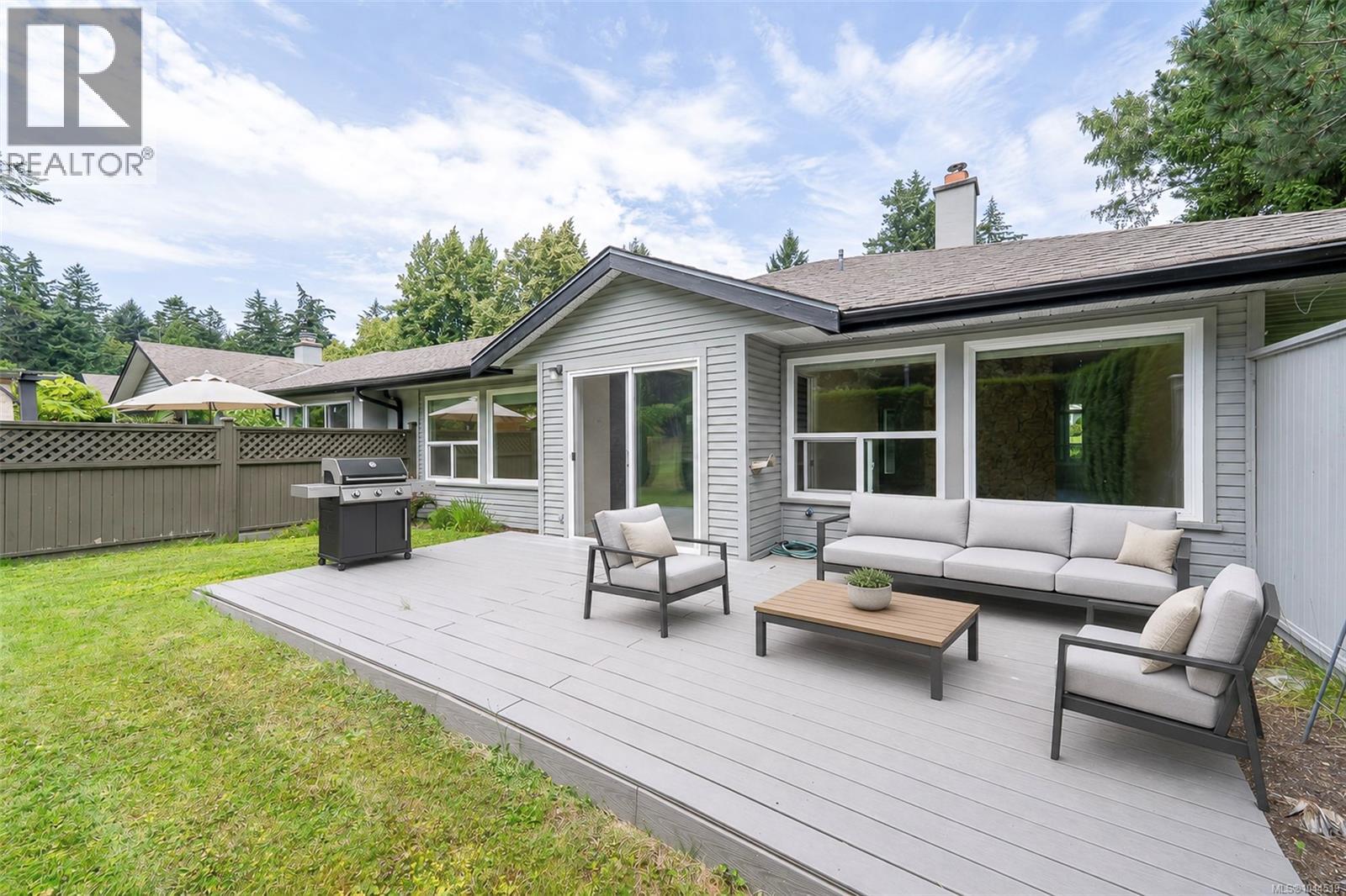 #6 4630 Lochside Dr - 32