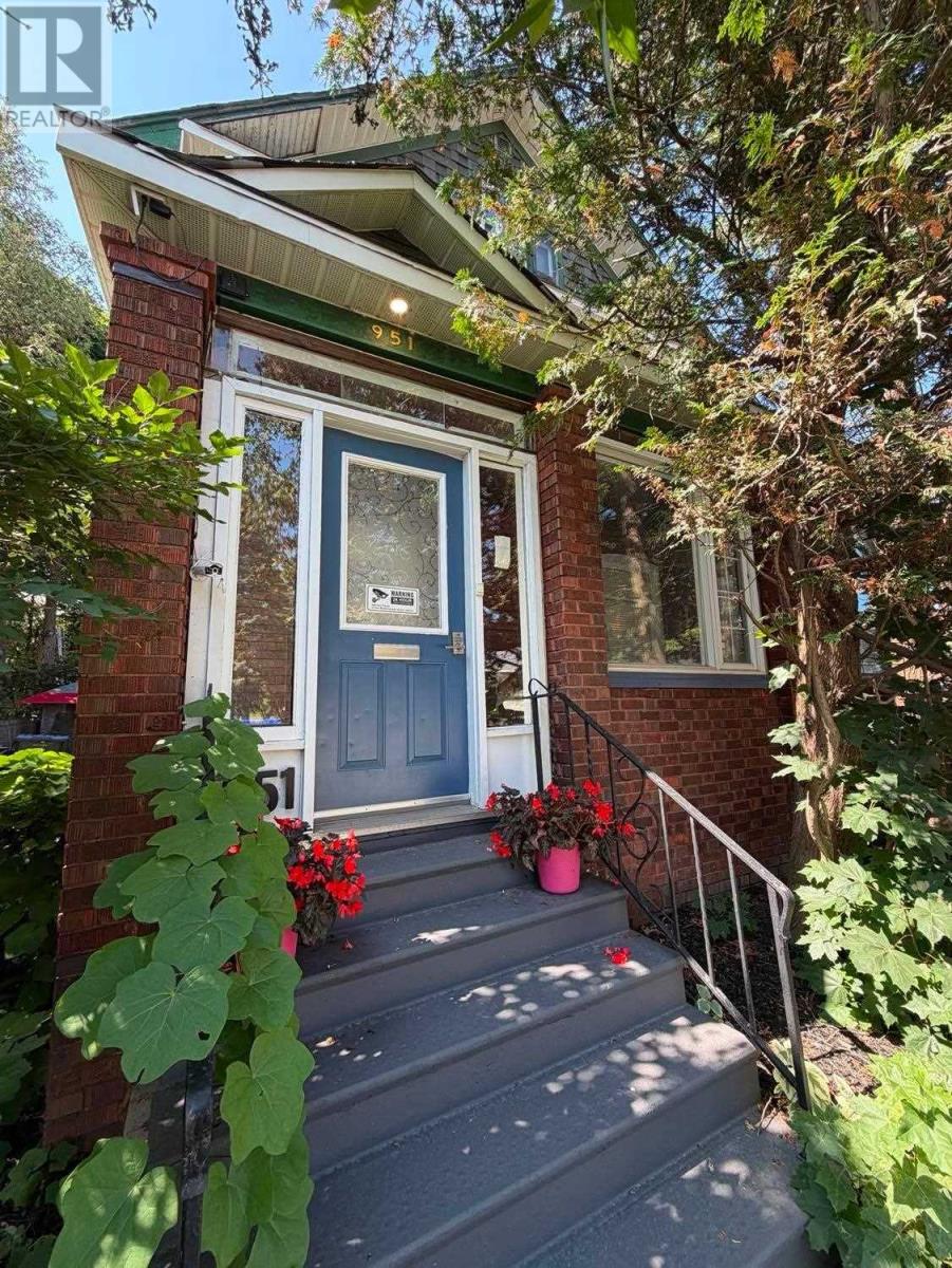 951 Wellington ST E - 1