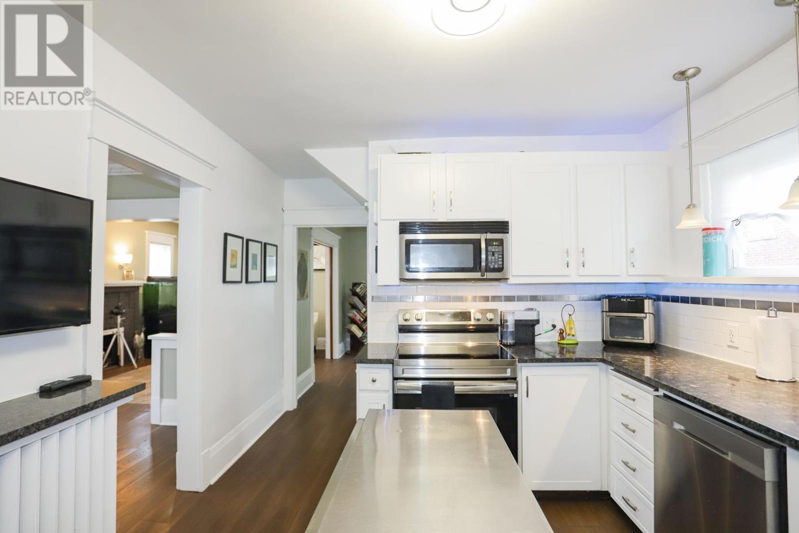 951 Wellington ST E - 24