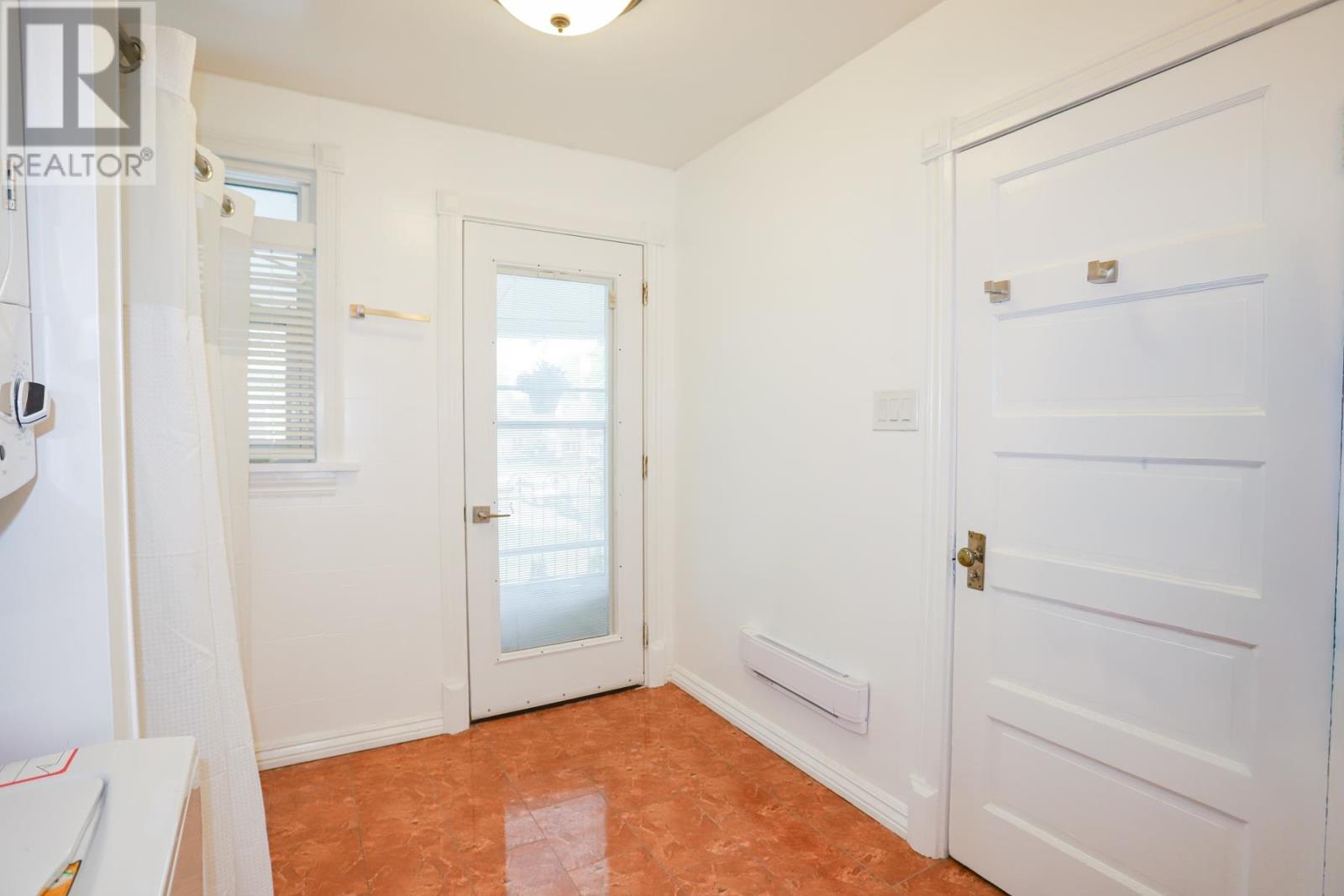 951 Wellington ST E - 41