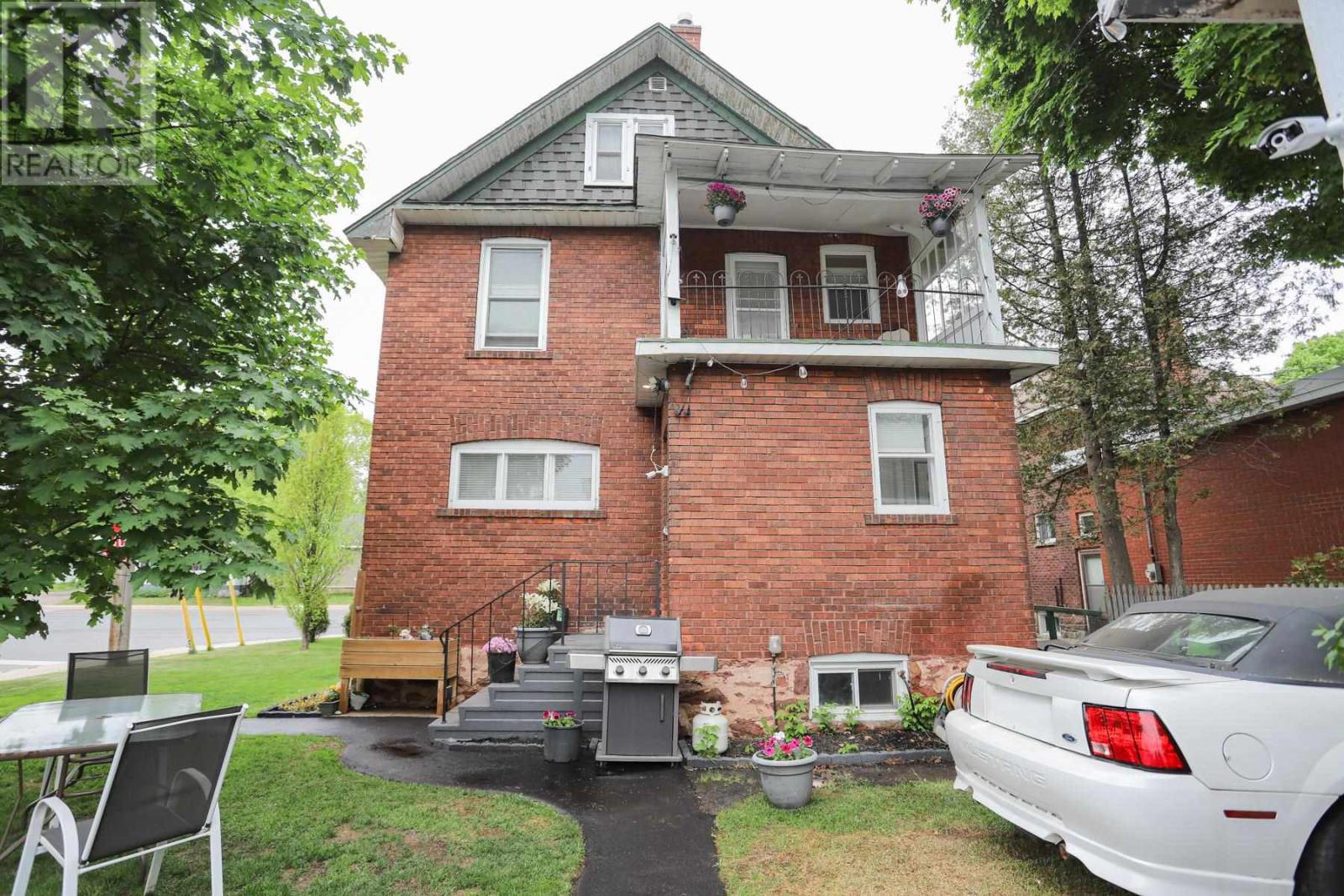 951 Wellington ST E - 47