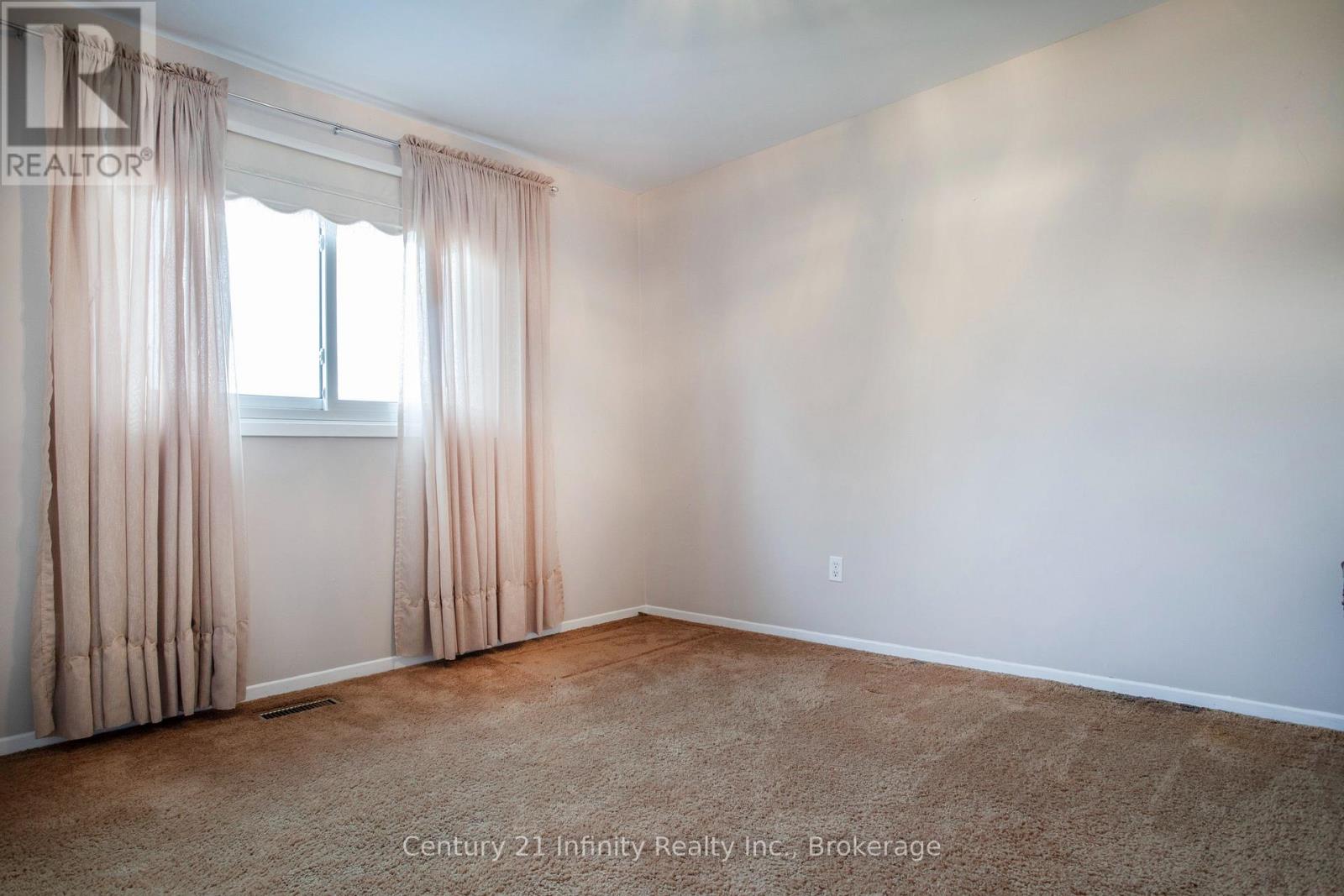 933 OKLAHOMA DRIVE - Image 32