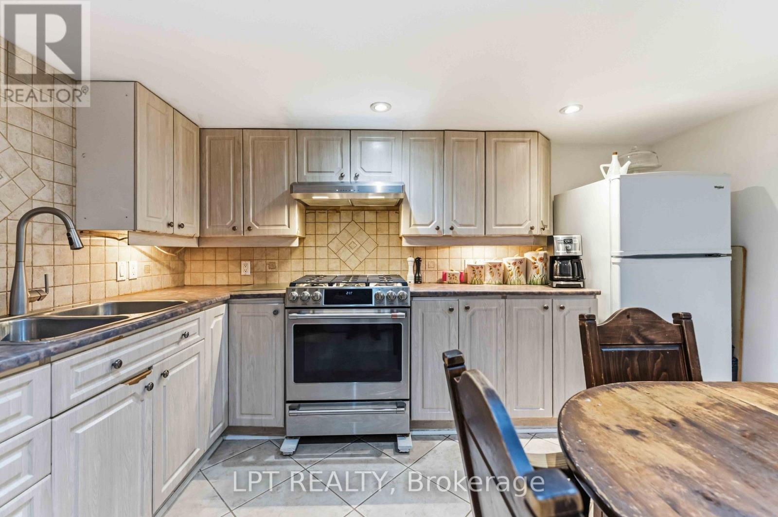 38 CROSSPOINTE AVENUE - Image 34
