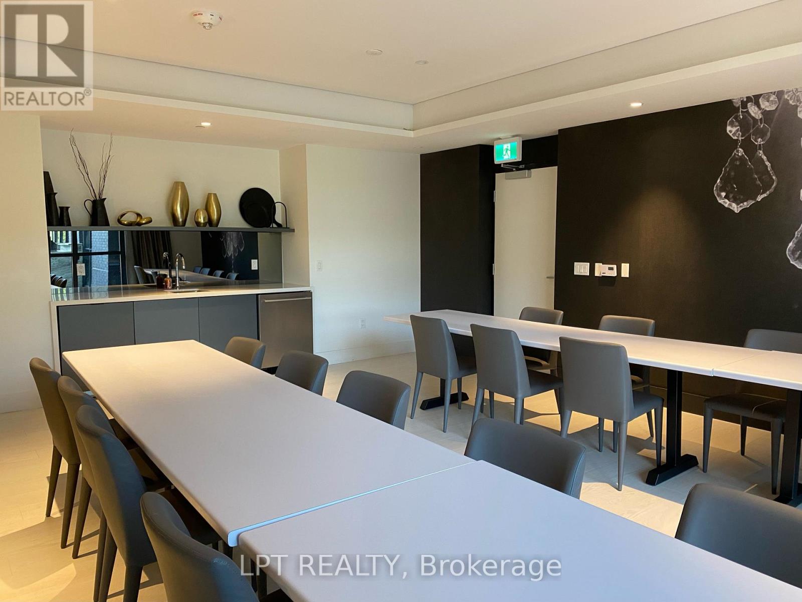 #709 10 GIBBS ROAD - Image 32