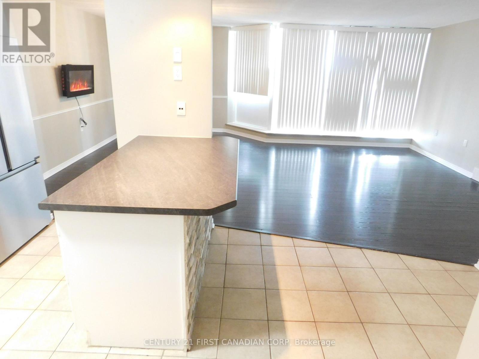 #2004 323 COLBORNE STREET - 17