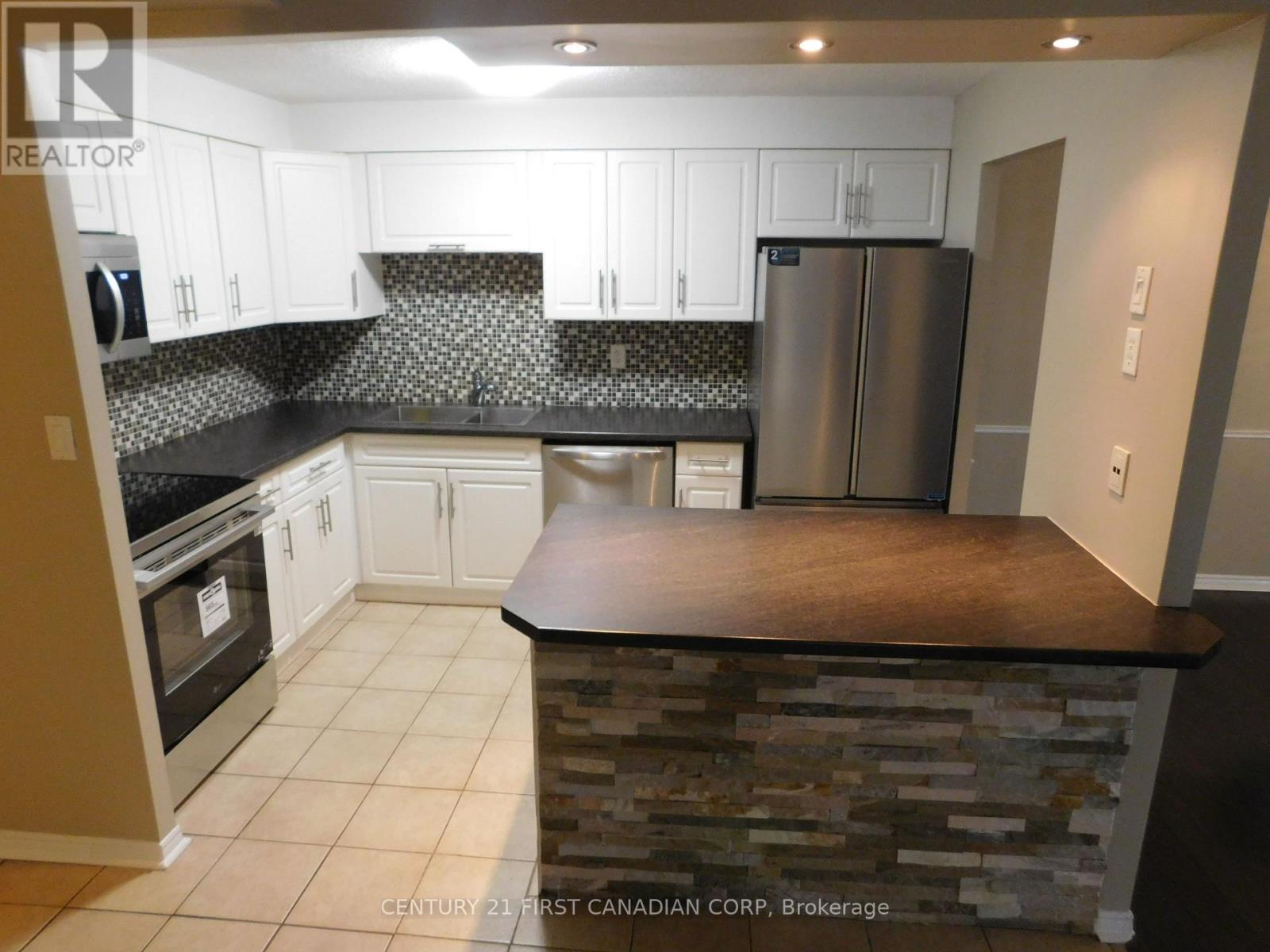 #2004 323 COLBORNE STREET - 23