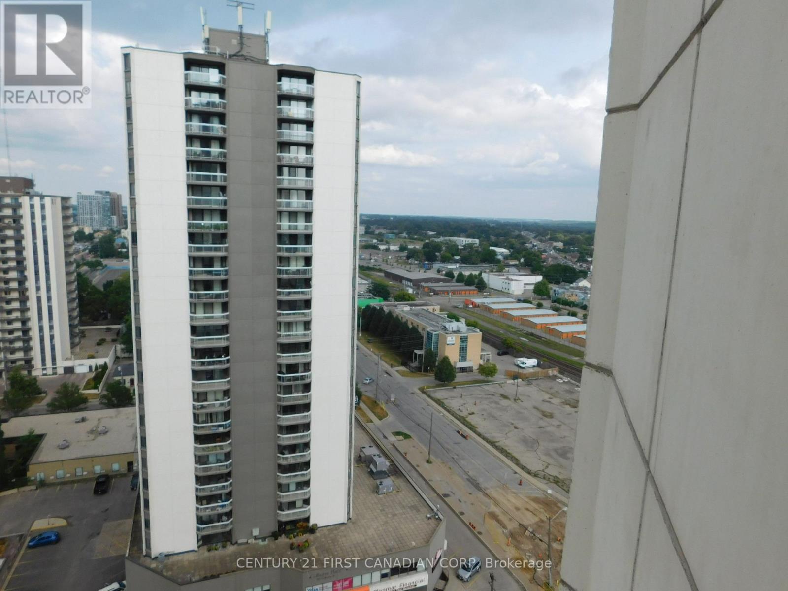 #2004 323 COLBORNE STREET - 28