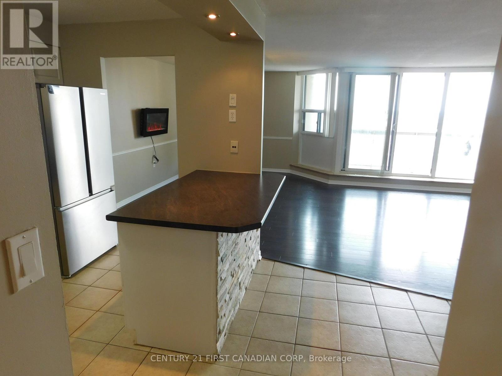 #2004 323 COLBORNE STREET - 3