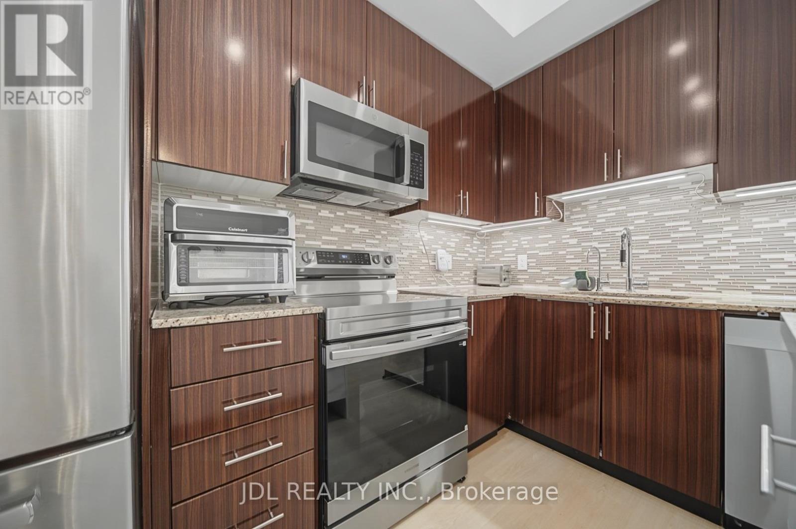 #902 7165 YONGE STREET - 13
