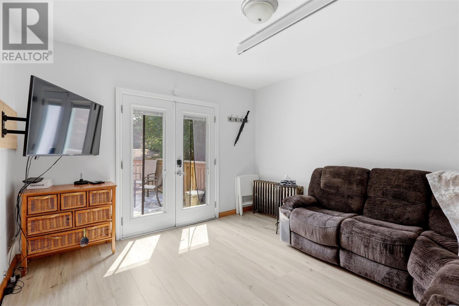 157 Alexandra ST - Image 4