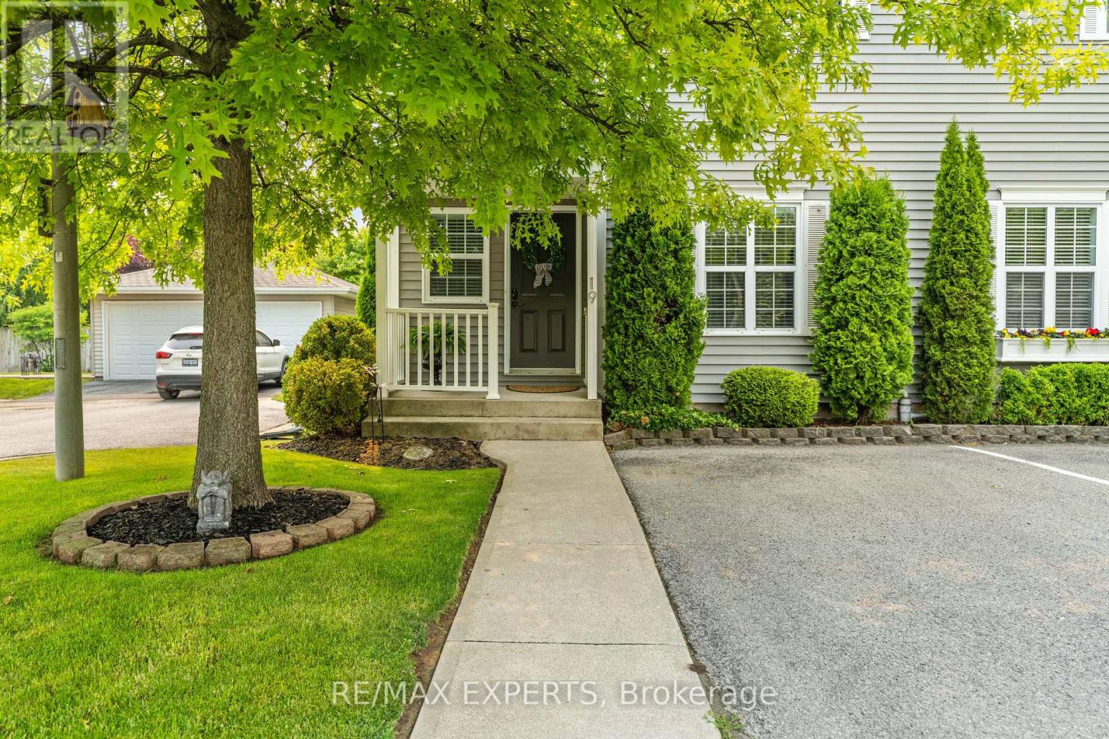 #19 608 SIMCOE STREET - 2
